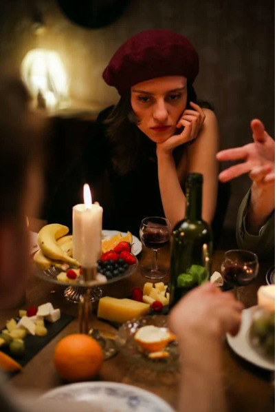 soirée box repas à Paris, une parisienne qui mange avec ses amis des fruits et du vin