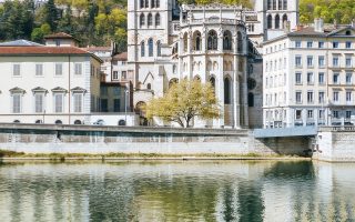 Lyon vu de la Saone, basilique lyon colline de fourviere - mais aussi ses box repas à Lyon