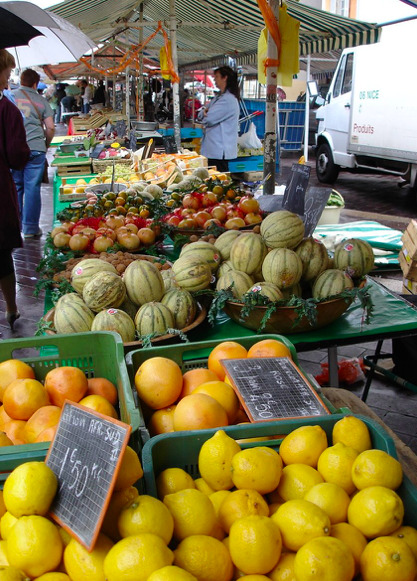 des fruits et des legumes sur un marché